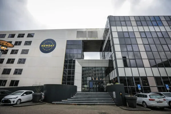 Ingang van het kantoorgebouw Newday Offices aan de Marten Meesweg met moderne glazen gevel en parkeerplaatsen.